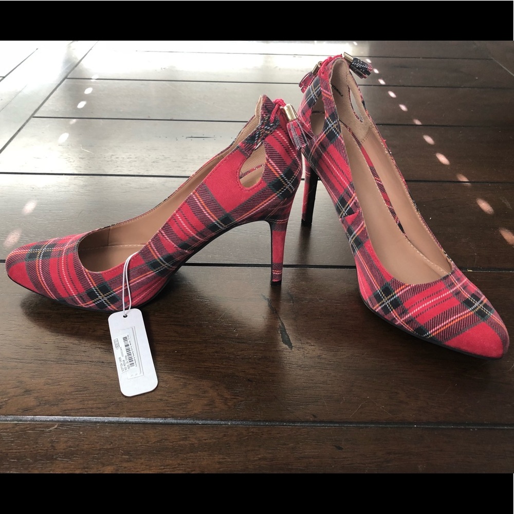 NWT charming Charlie red plaid heel. Size 9